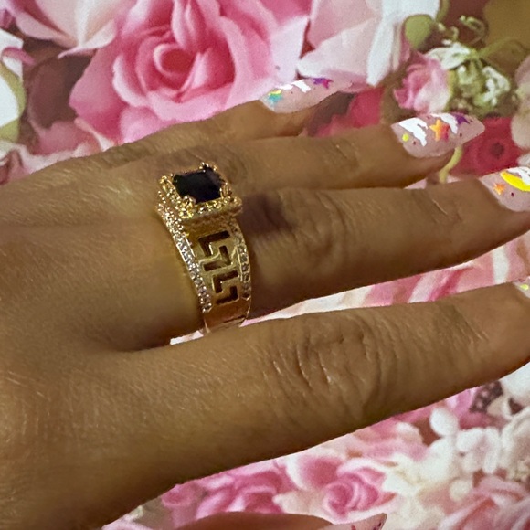 Elegant Gold Ring with Black Gemstone - Picture 11 of 15